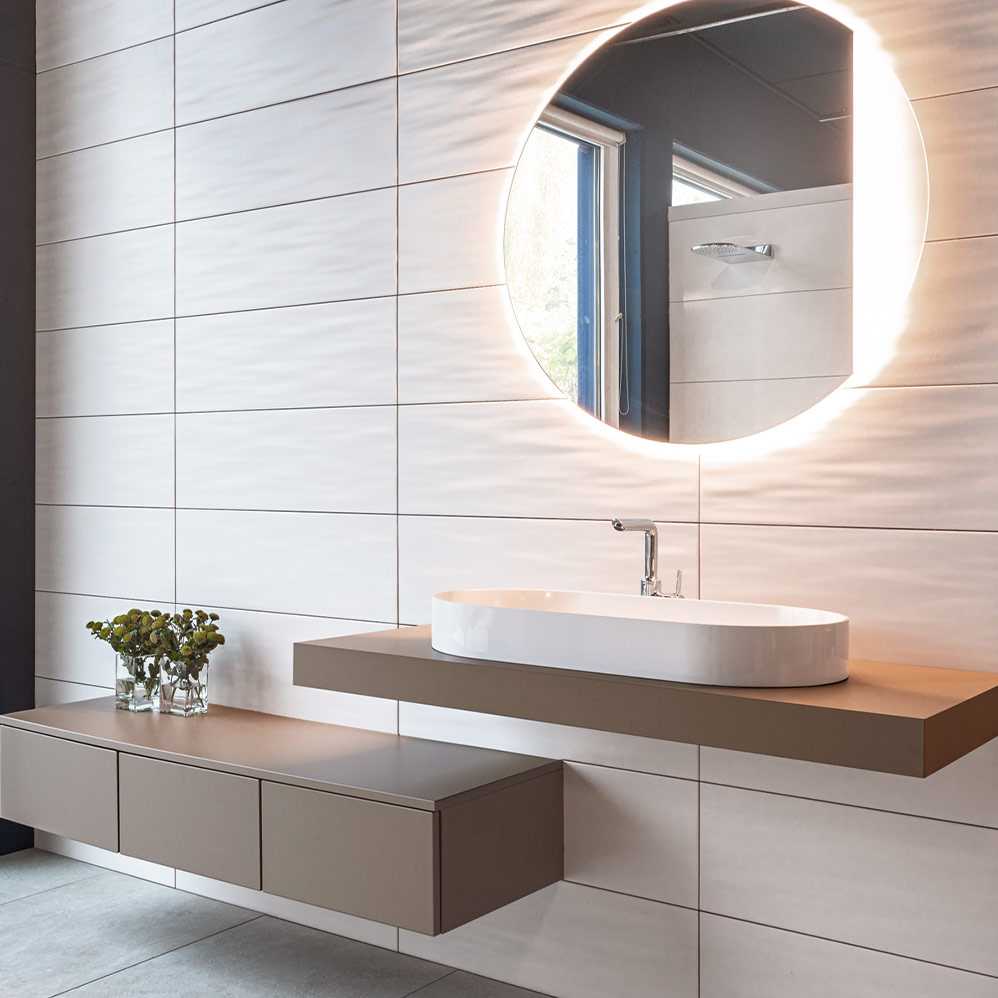 Modernes Badezimmer mit beleuchtetem Spiegel